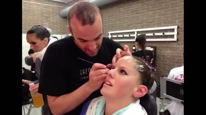  - Julia Luna se 'cuela' en la sesión de maquillaje y peluquería del equipo español de sincronizada