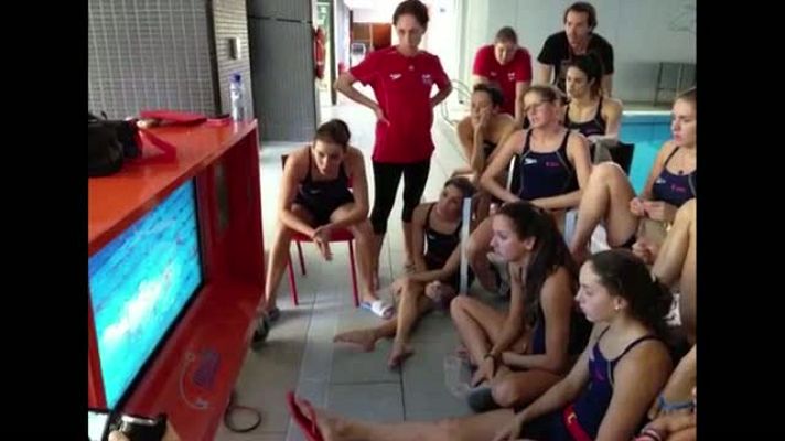 - El equipo de sincronizada revisa el vídeo de la eliminatoria para prepararse de cara a la final