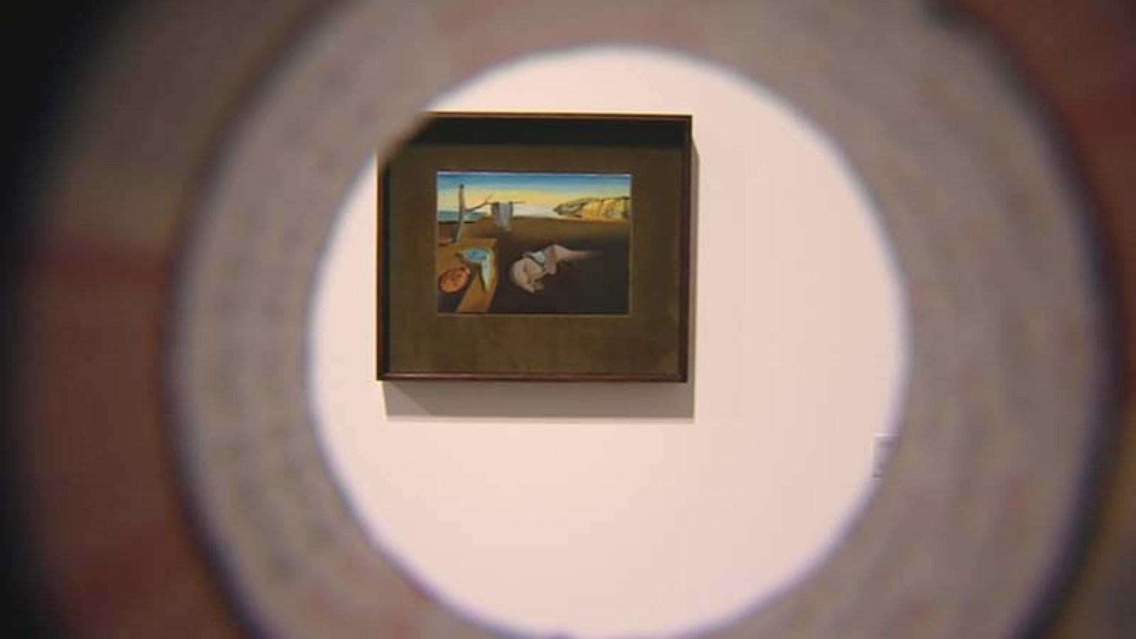 Personas ciegas o con visibilidad reducida pueden disfrutar de la exposición de Dalí