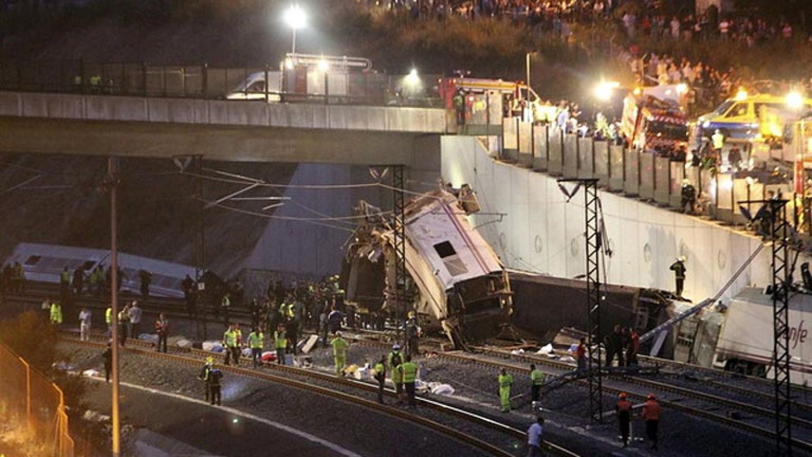 Una treintena de muertos y casi cien heridos por el descarrilamiento de un tren en Santiago | Ver