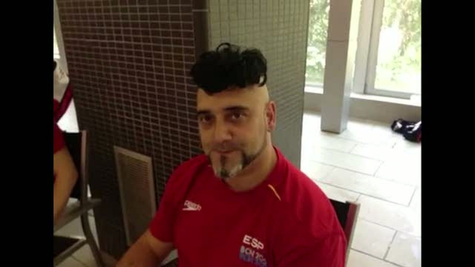 Óscar Escalante, nos ayuda con las acrobacias | Ver