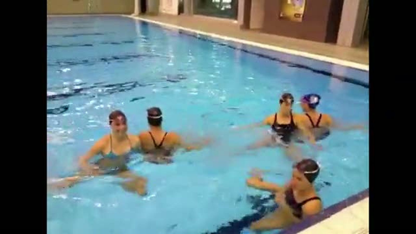 Calentamiento de piernas y remadas del Equipo Español de Natación Sincronizada | Ver