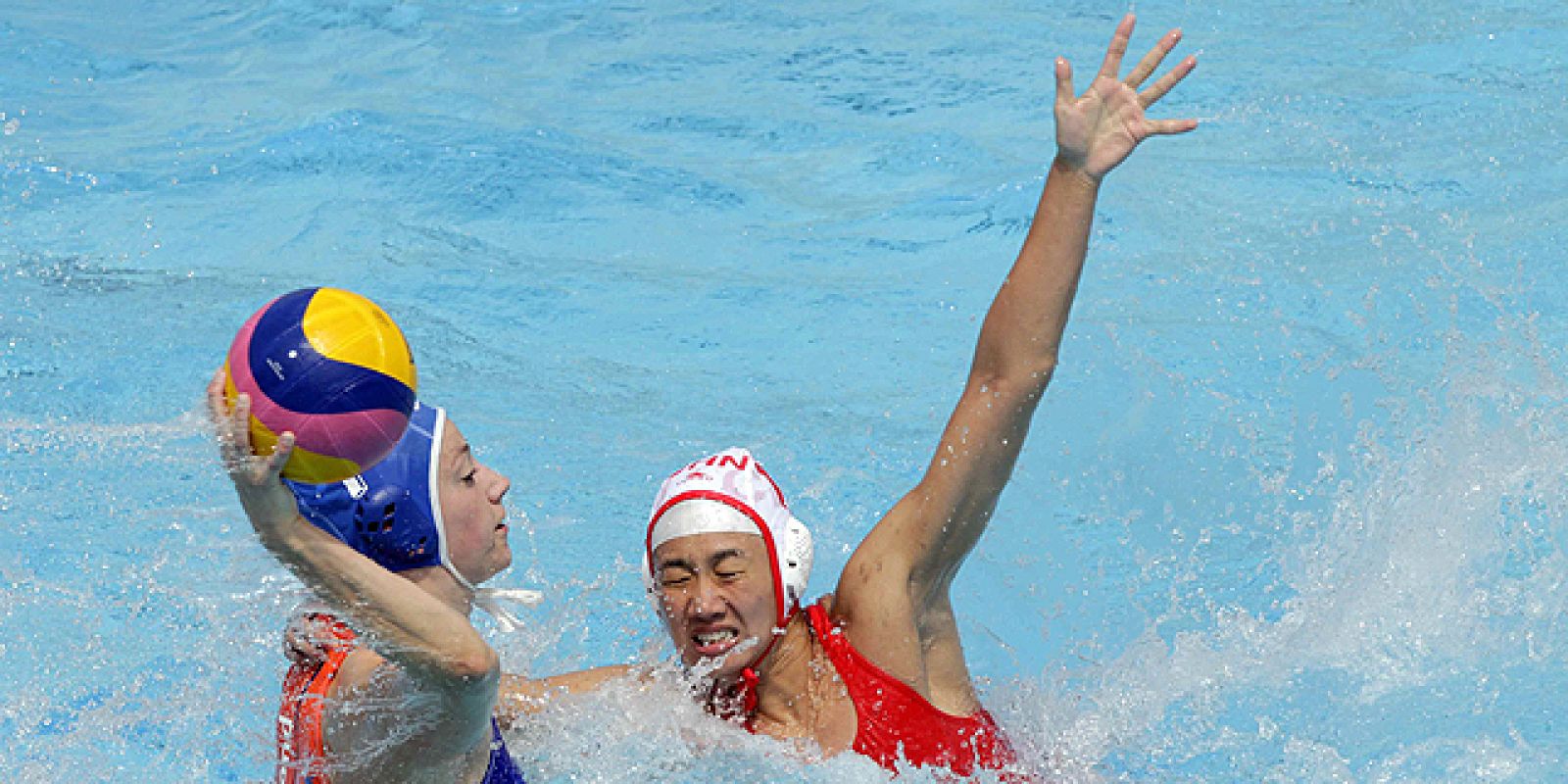 Desde las piscinas Picornell de Barcelona, retransmisión del partido de waterpolo femenino correspondiente a los octavos de final entre China y Países Bajos. Sesión matinal del 27/07/2013.