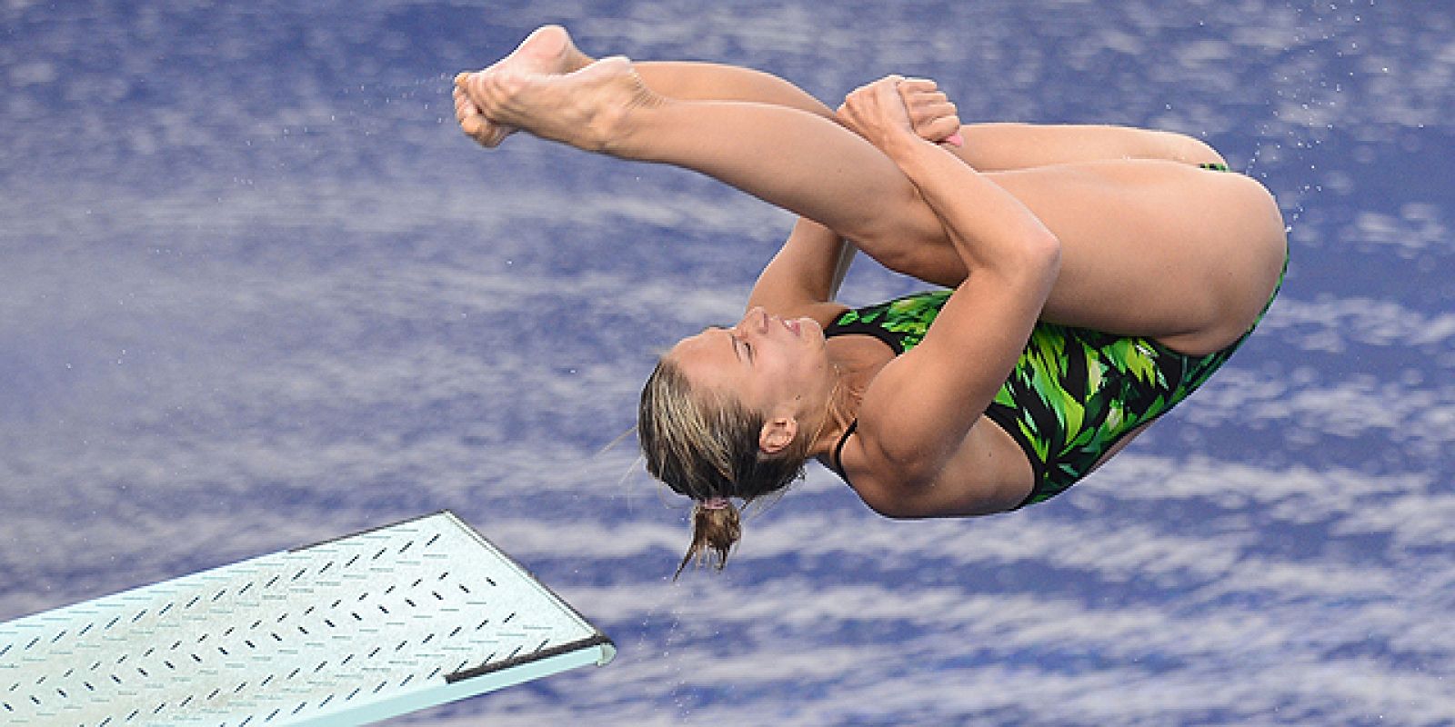Desde la Piscina Municipal de Montjuic retransmisión de la final de saltos desde trampolín de tres metros en categoría femenina. Jornada vespertina del 27/07/2013.