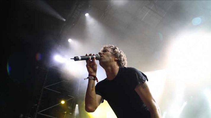  - La quinta edición del festival Low Cost de Benidorm abrió tres días de conciertos con las actuaciones de Los Enemigos, Two Door Cinema Club, Lori Meyers y !!!, entre otros