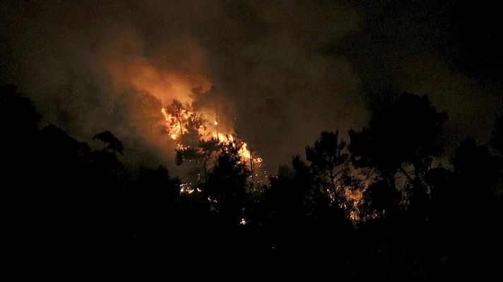 Informativo 24h - Estabilizado el incendio del municipio barcelonés de Vallirana que mantiene a 150 personas desalojadas