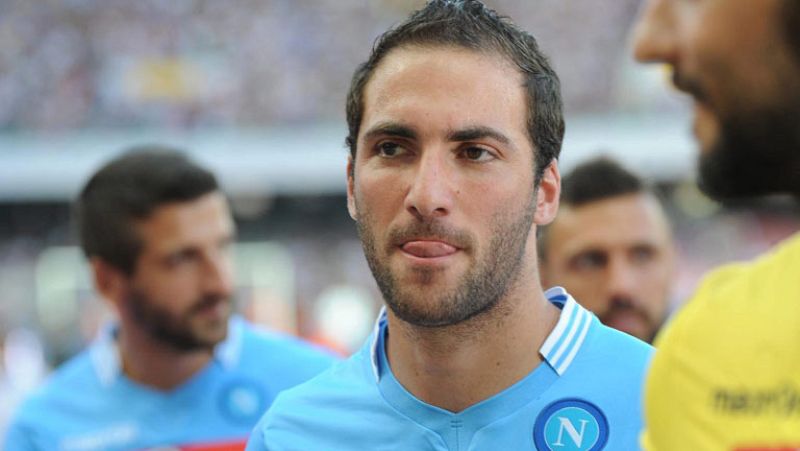 Gonzalo Higuaín ha sido presentado oficialmente ante los hinchas del Nápoles en un estadio San Paolo lleno. El jugador argentino se ha mostrado muy feliz de su llegada al nuevo equipo de Rafa Benítez.