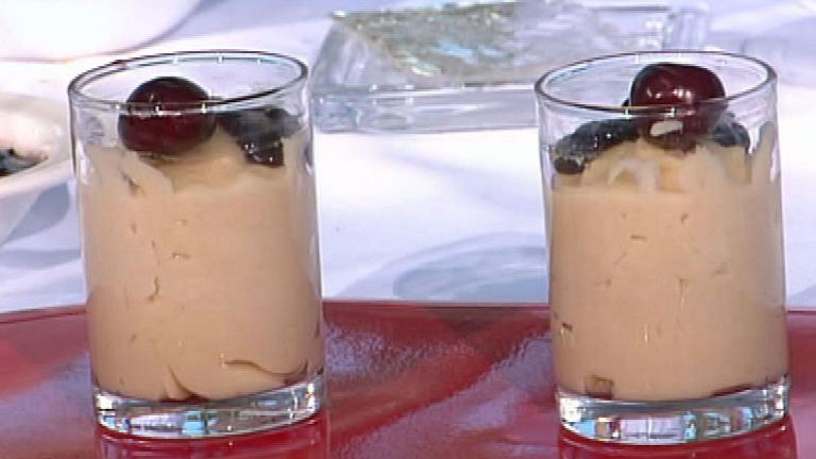 Cuajada de bizcocho y cerezas