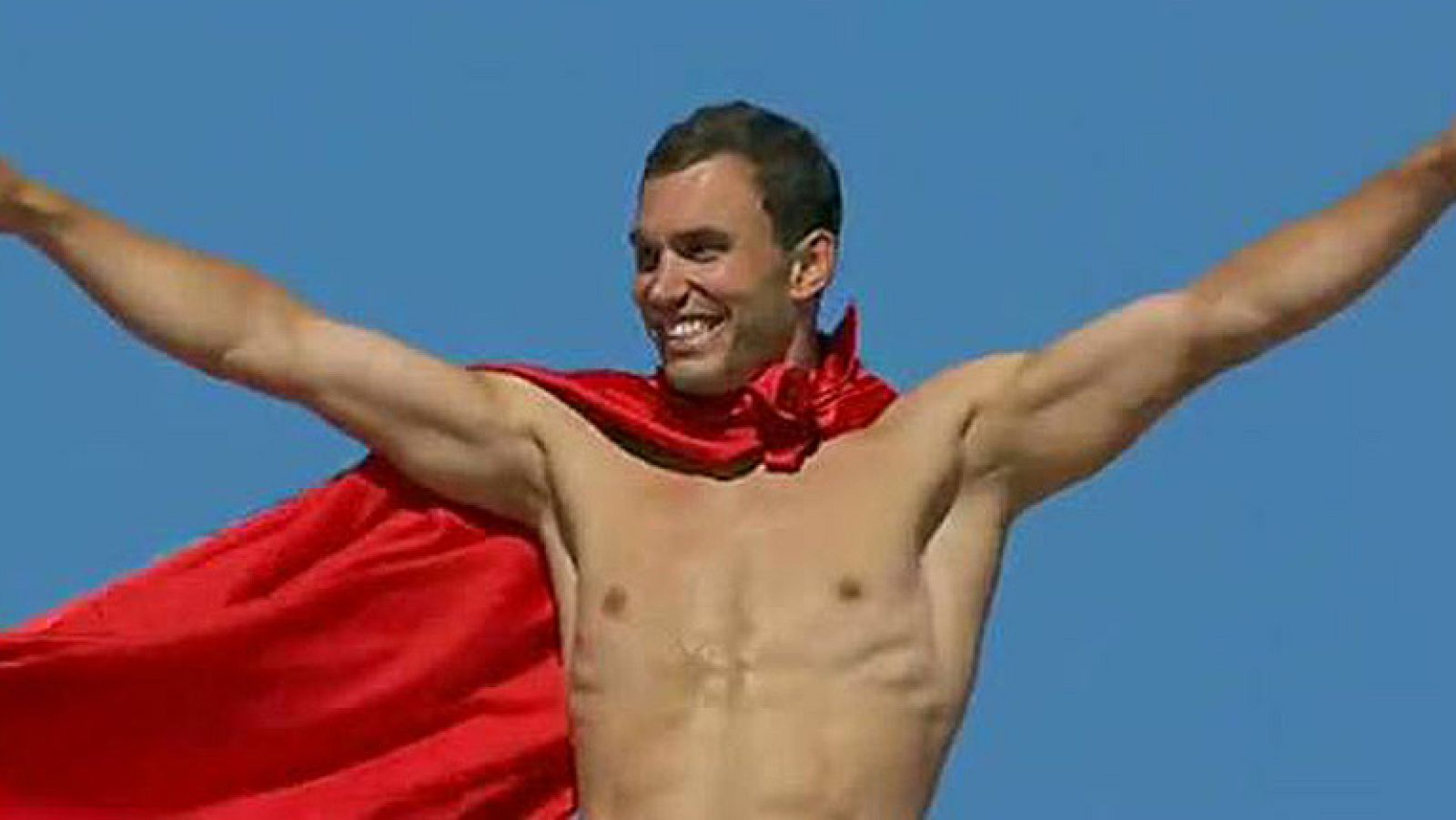 Michal Supratil ha echado el cierre a la competición volando cual Superman. Se ha colocado una capa roja, ha corrido por la plataforma y ha volado hacia el agua.