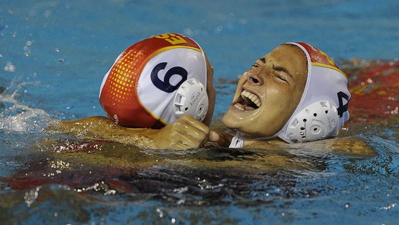 Las chicas del waterpolo 'sacan los dientes' para llegar a la final