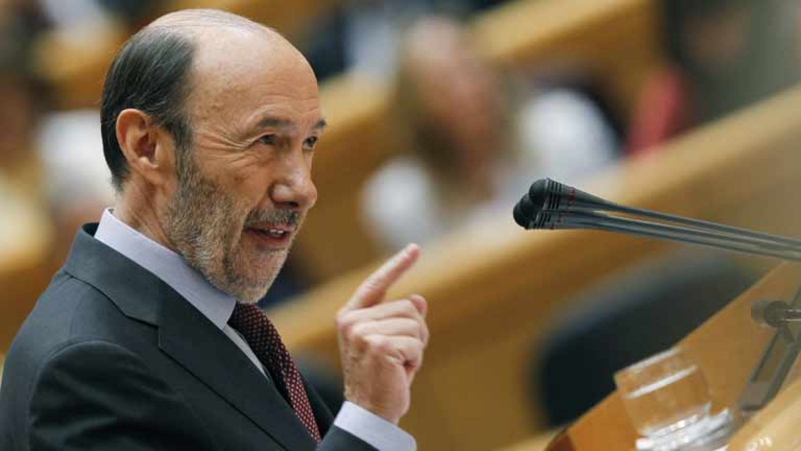 El líder de la oposición, Alfredo Pérez Rubalcaba, contesta al presidente del Gobierno en su intervención en el Congreso.