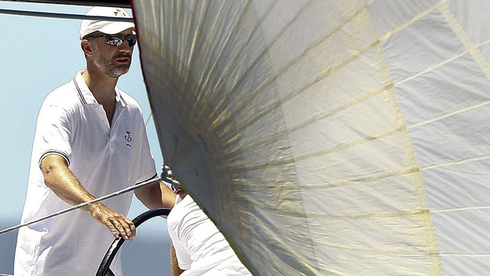 El príncipe de Asturias compite como patrón del barco de la Armada Aifos en la Copa del Rey de vela que se disputa en Palma de Mallorca.