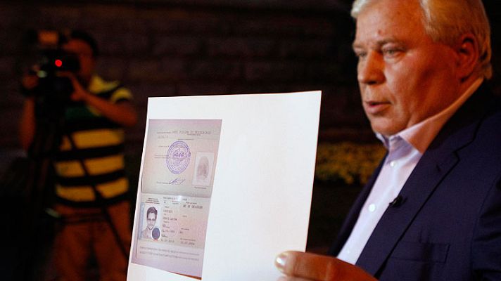 Telediario 1 - Primer día de Snowden en Rusia