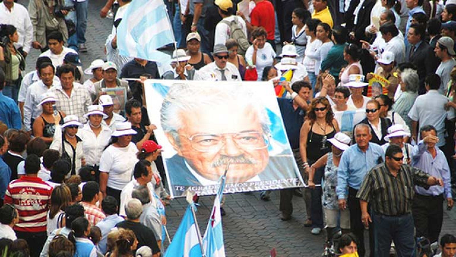 Reportaje y entrevista al general Frank Vargas, que ha protagonizado el secuestro al presidente ecuatoriano León Febres, así como el intento de golpe de estado.