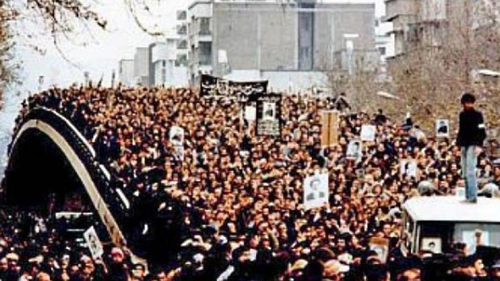 Reportaje sobre la situación política y social qeu vive Filipinas en vísperas de las elecciones presidenciales.