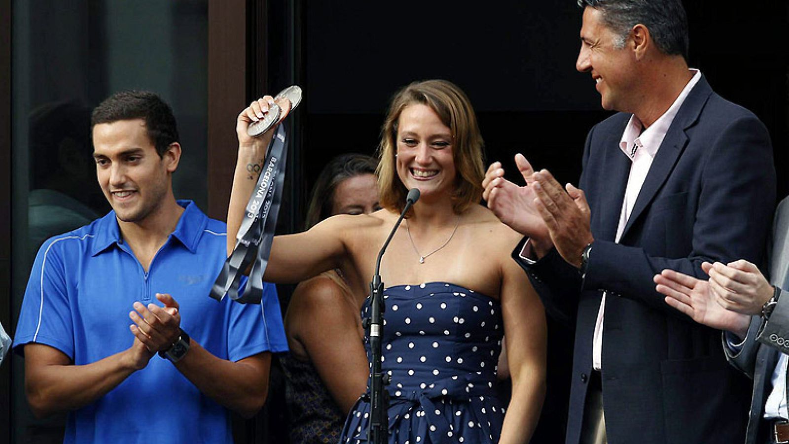 Mireia Belmonte se ha dado un baño de multitudes en el regreso a su casa, en Badalona, donde ha sido recibida por cientos de aficionados.