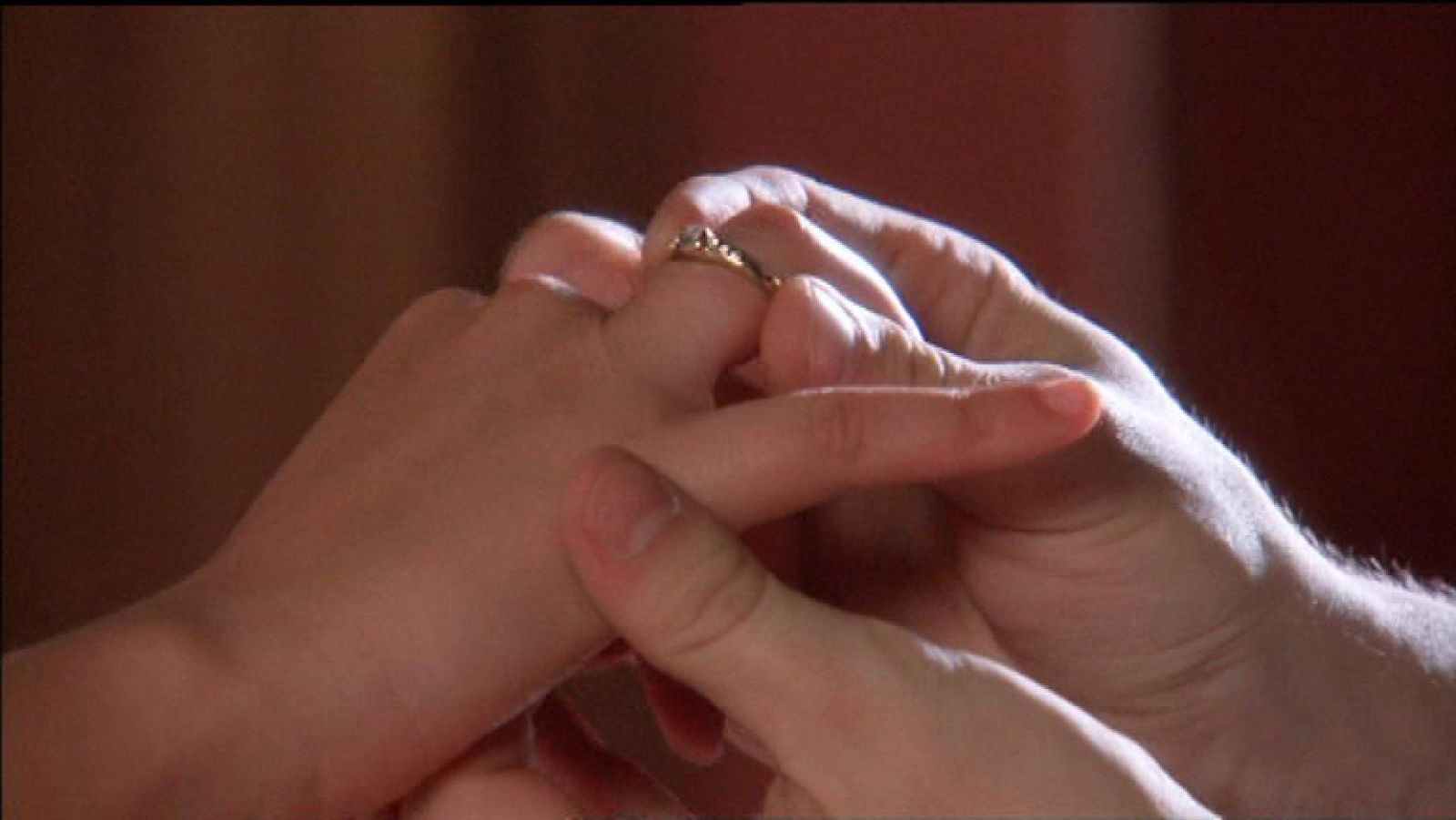 Ángel pide matrimonio a Carolina (Capítulo 62)