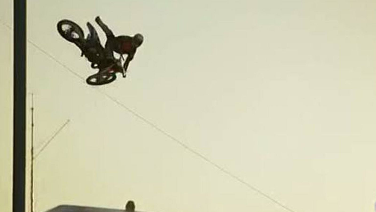 El festival de deporte y cultura urbana de Vigo ,'O Marisquiño', ha reunido a mil deportistas y a 85.000 aficionados para disfrutar de pruebas tan espectaculares como el descenso urbano en mountain bike.