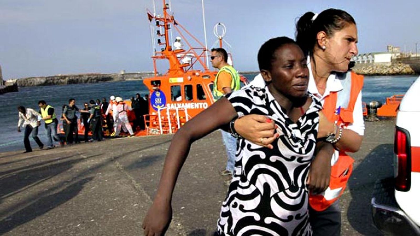 Llegan tres nuevas pateras al Estrecho y elevan a más de 200 los inmigrantes rescatados - Informativo 24h | Ver