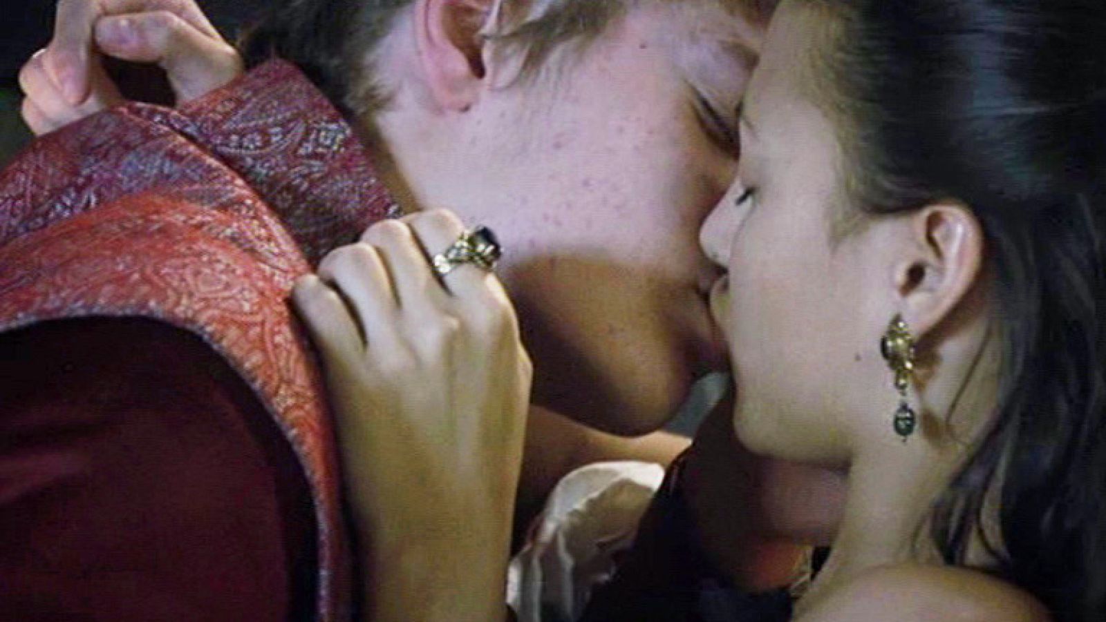 Águila Roja - Nuño e Irene se besan | Ver