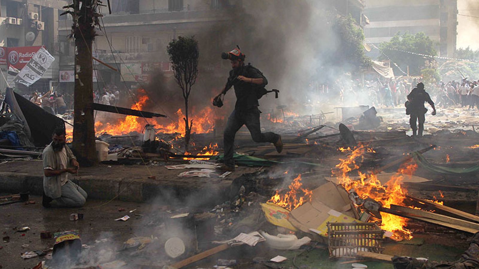 Egipto despierta en toque de queda tras la sangrienta jordana de disturbios - Informativo 24h | Ver