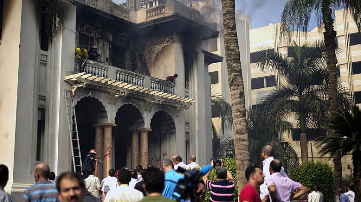 Telediario 1 - El desalojo de las acampadas islamistas en El Cairo deja 525 muertos
