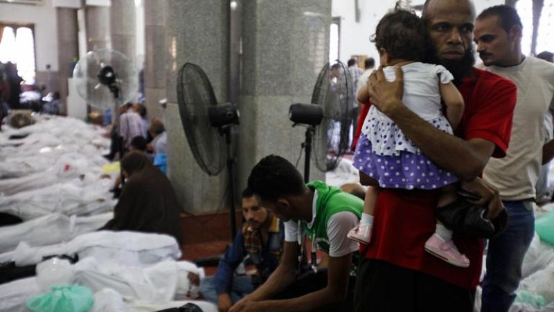 Nuevos enfrentamientos en Egipto un día después del desalojo de las acampadas