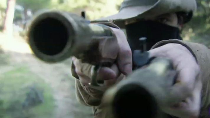 Águila Roja - Águila salva al Rey y la Reina