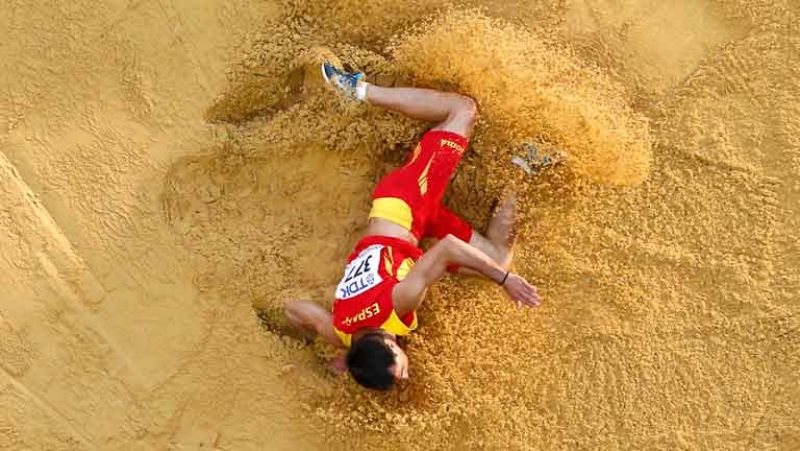 El alicantino Eusebio Cáceres no ha podido conseguir una medalla al concluir cuarto en la final de salto de longitud de los Mundiales de atletismo, que se están disputando en Moscú. La medalla de oro se la ha llevado el ruso Aleksandr Menkov que ha l