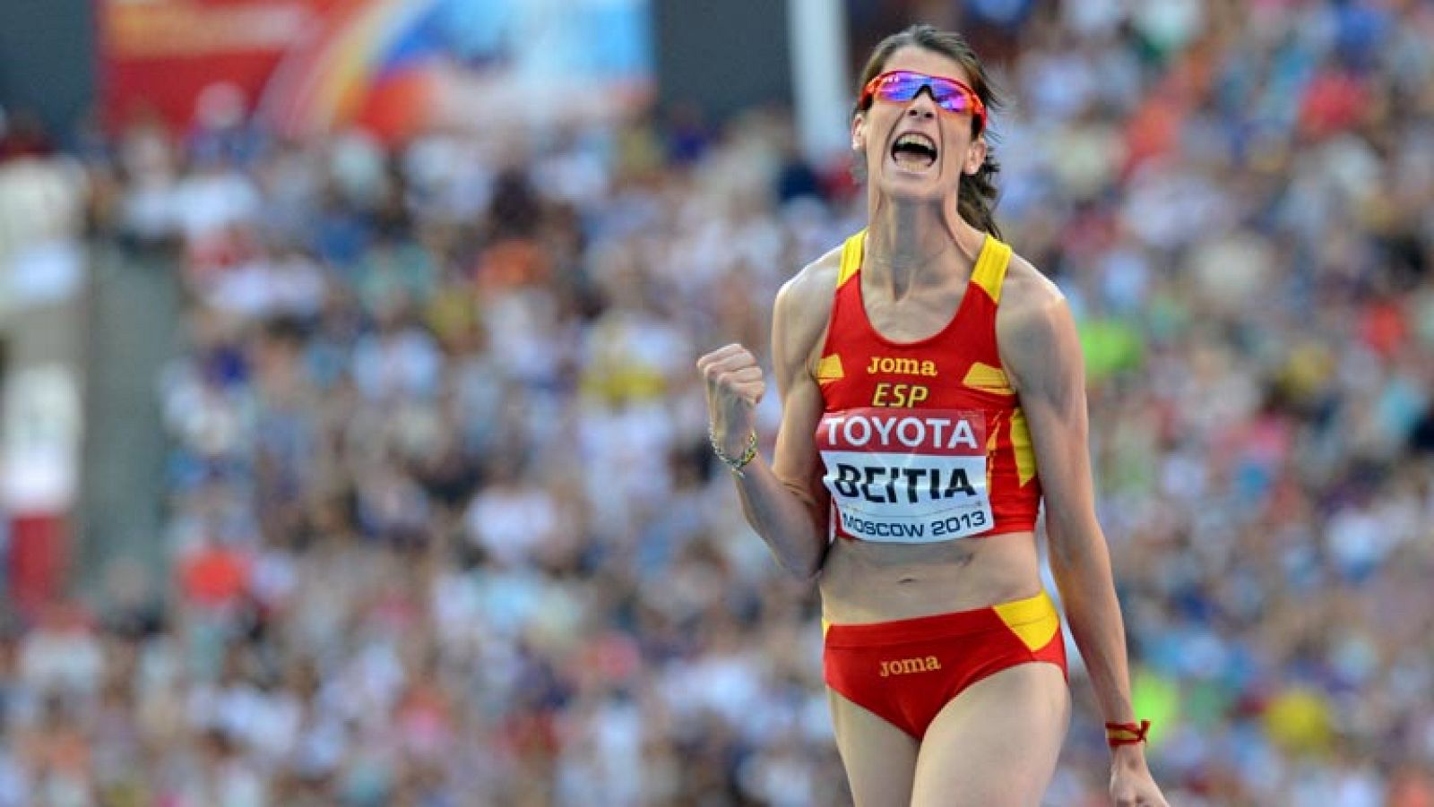 Ruth Beitia, capitana del equipo español en los Mundiales de Moscú, puso un broche de bronce a la temporada de propina que regaló al atletismo español y compartió el tercer peldaño del podio con una de las mejores saltadoras de altura de la historia,