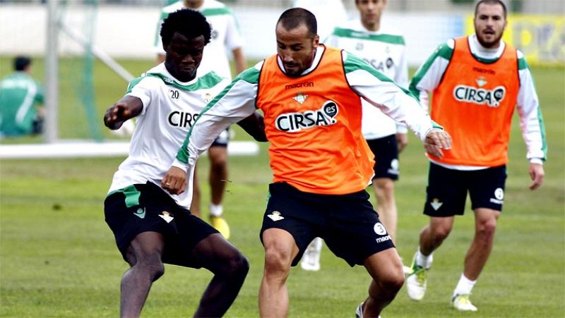 El esperado debut del nuevo Real Madrid de Ancelotti ante su afición. Con la única baja de Coentrao que negocia su salida del club y aún sin Xabi Alonso, que reaparaecerá en el trofeo Santiago Bernabéu después de su lesión. El resto están todos. El p