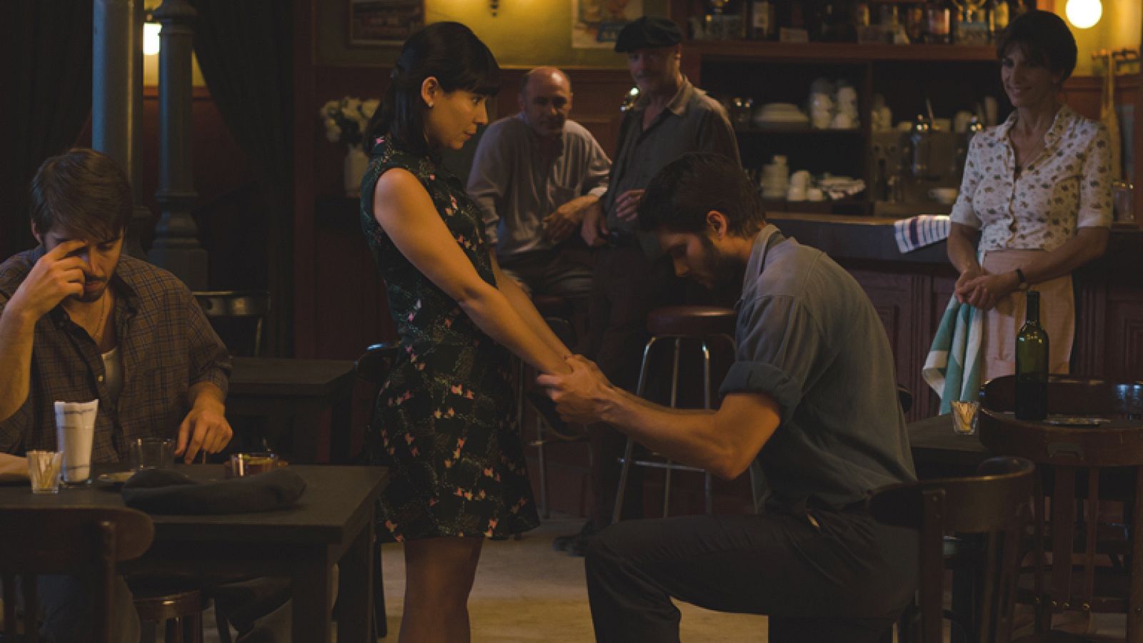 Roberto pide matrimonio a Manuela (Capítulo 74)