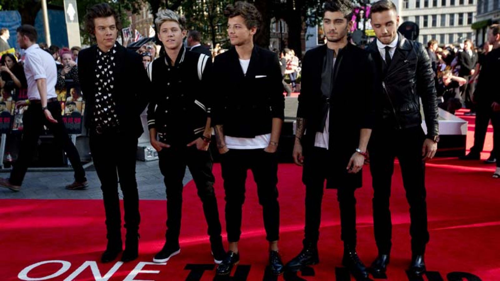 Miles de fans asisten al estreno  de los "One Direction", la banda juvenil del momento
