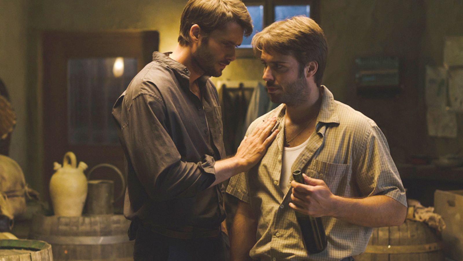 Andrés besa a Roberto (Capítulo 81)