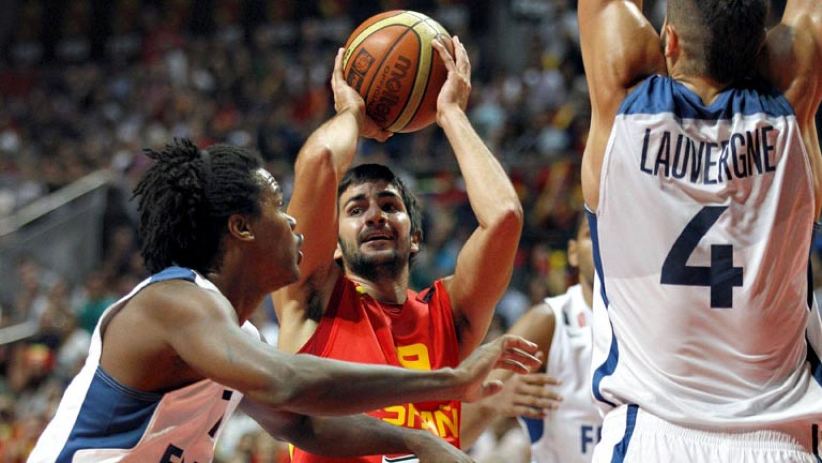 España sufrió para ganar a Francia (85-76) en el primer 'test' serio de preparación para el Europeo de Eslovenia 2013, con un rival amparado en Boris Diaw y Nicolas Batum, más fuerte en la pintura y que nunca le perdió la cara al partido ante los afi