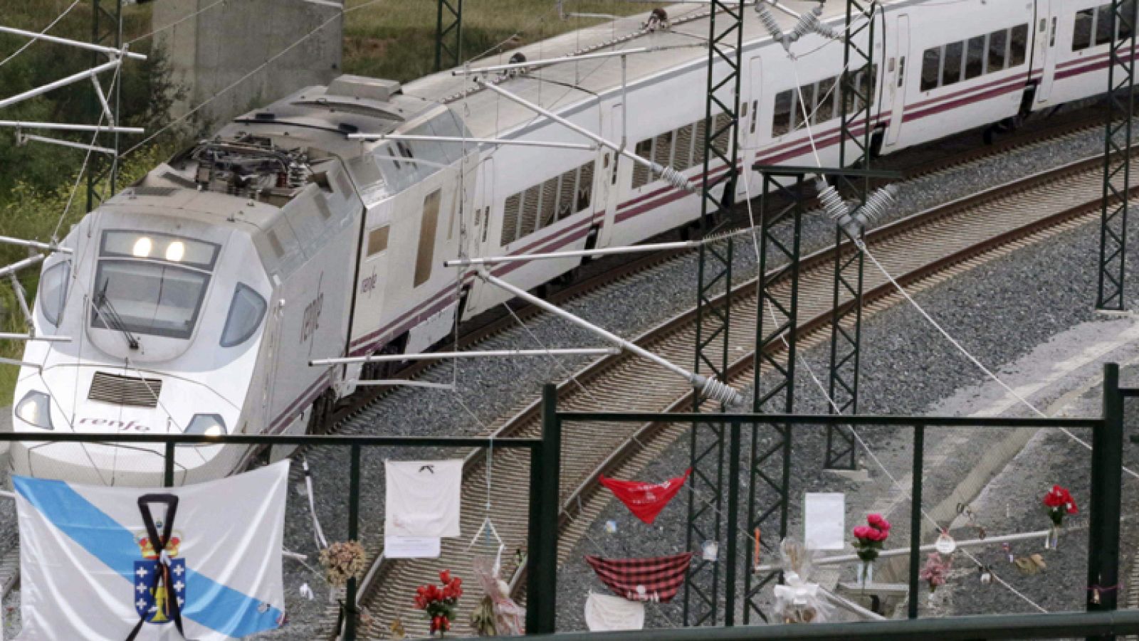 Dos imputaciones y el sistema en revisión un mes después del accidente de tren de Santiago