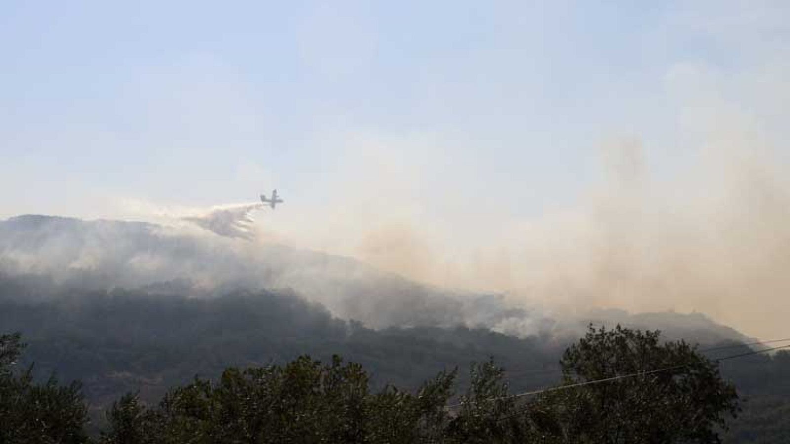 Continúa activo el incendio de Cáceres