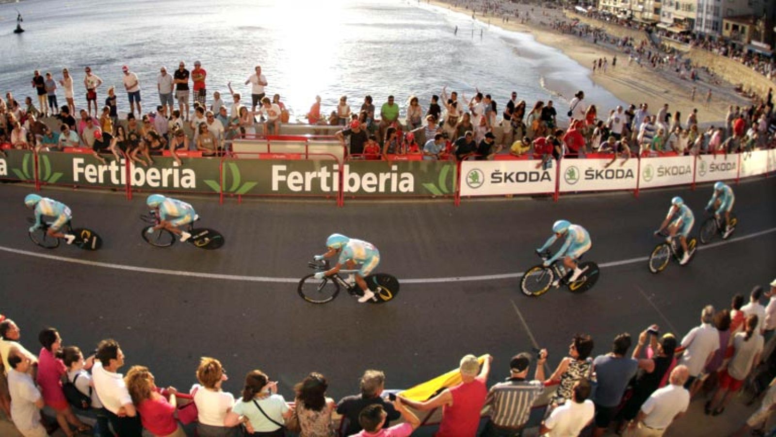 El ciclista esloveno Janez Brajkovic se ha convertido este sábado  en el primer líder de la Vuelta Ciclista a España 2013 tras la  victoria de su equipo, el Astana, en la primera etapa de la ronda  española consistente en una contrarreloj por equipos