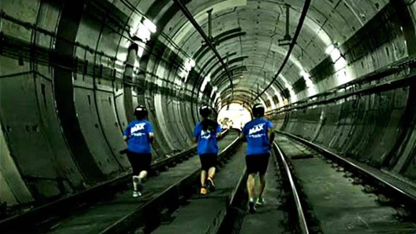 Cien personas han recorrido esta madrugada diez kilómetros en el metro de Madrid en la primera carrera bajo tierra que se realiza en la historia, una iniciativa llevada a cabo en apoyo a la candidatura de la capital española como sede de los Juegos O
