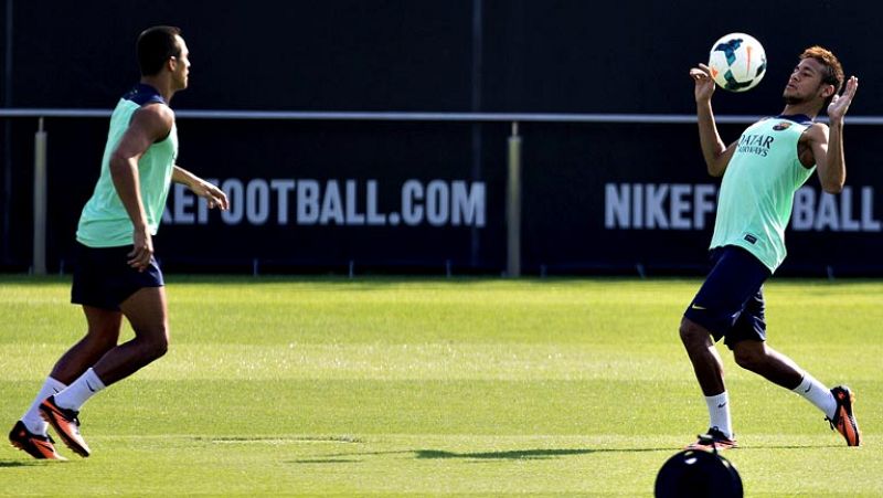 Con la baja del argentino ha llegado el Barça a Málaga para medirse a los de Schuster. Un centenar de aficionados han dado la bienvenida así a los del Tata Martino que no ha querido arriesgar con la lesión de Messi- se ha quedado en casa pensando en