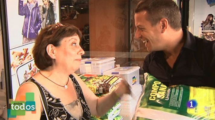 Entre todos - Enric transporta un saco de tierra