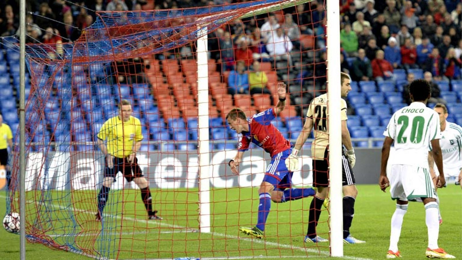 El Basilea jugará la Champions tras vencer 2-0 al Ludogorets con goles de Fabian Frei y  Philipp Degen para endosar un 6-2 global al Lodogorets búlgaro.