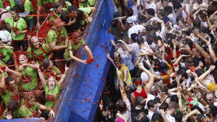 Telediario 1 - Se celebra la fiesta de la tomatina