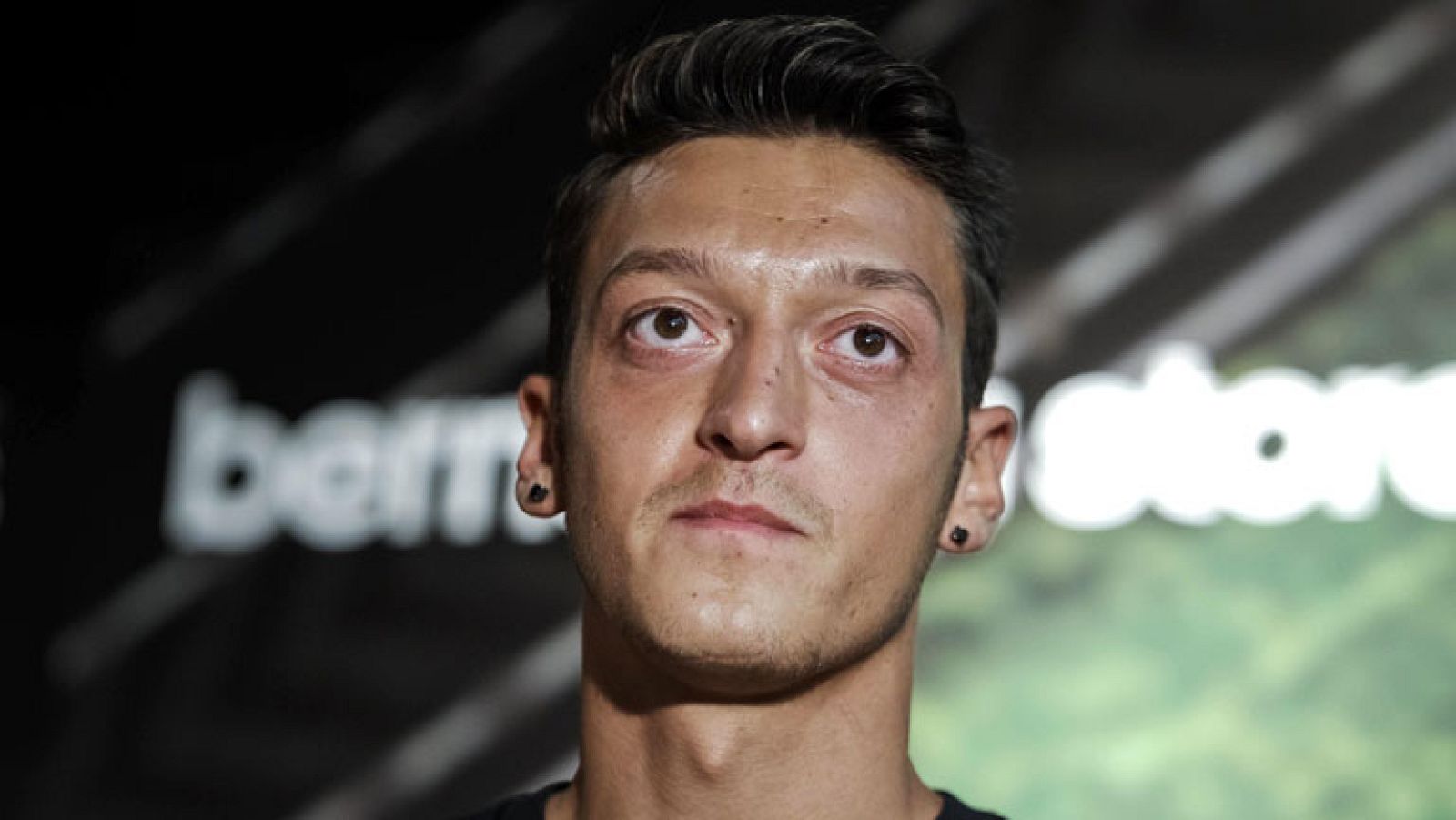 El rumor de una supuesta oferta del Manchester United de 50 millones por Ozil, llegaba un par de días después de su enfado cuando se fue directo al vestuario al ser sustituido en Granada, aunque luego acabó el partido en el banquillo. El alemán ha si
