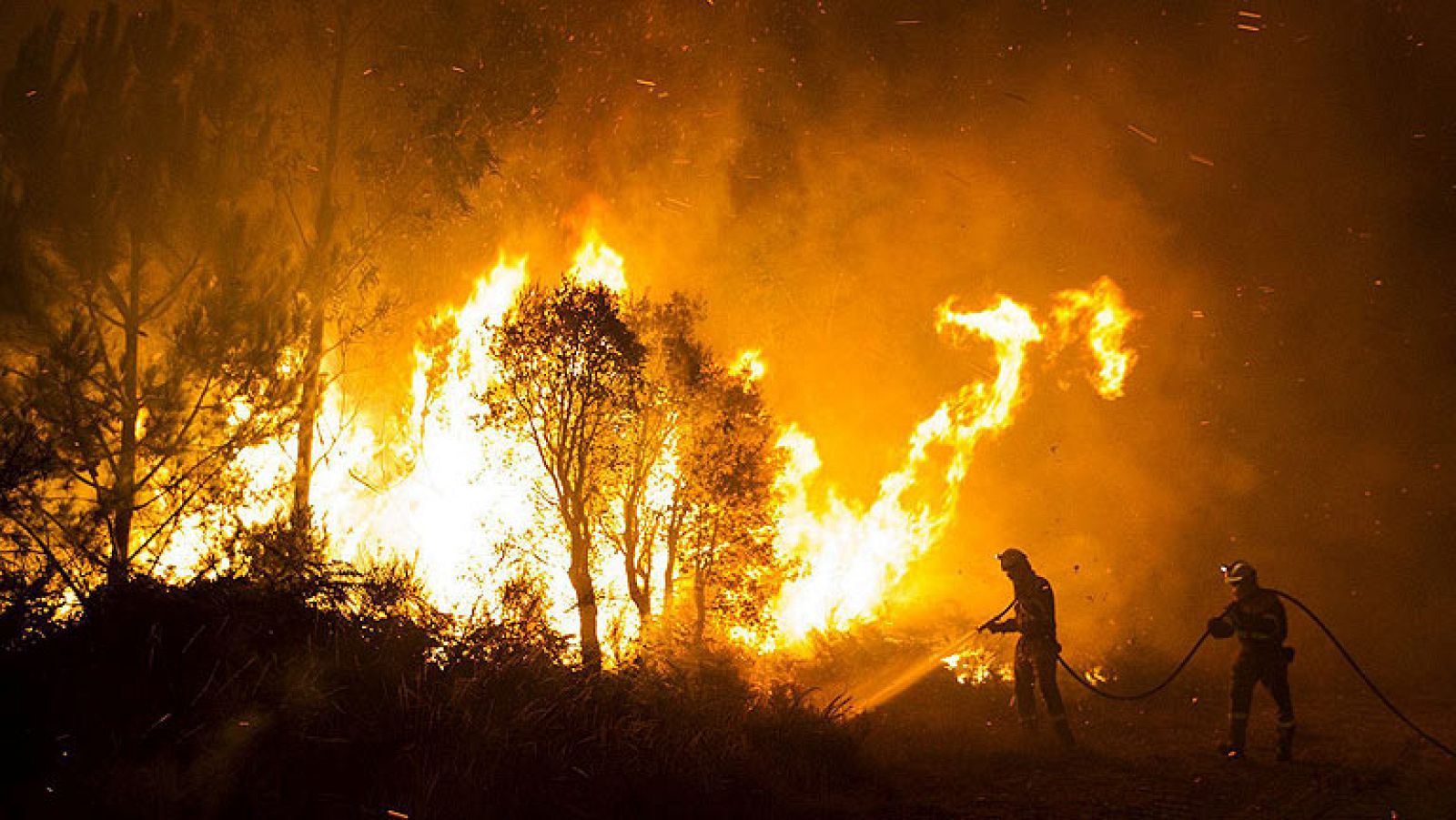Continúa activo el fuego de Ribeira, en Coruña, y está estabilizado el de Oia, Pontevedra