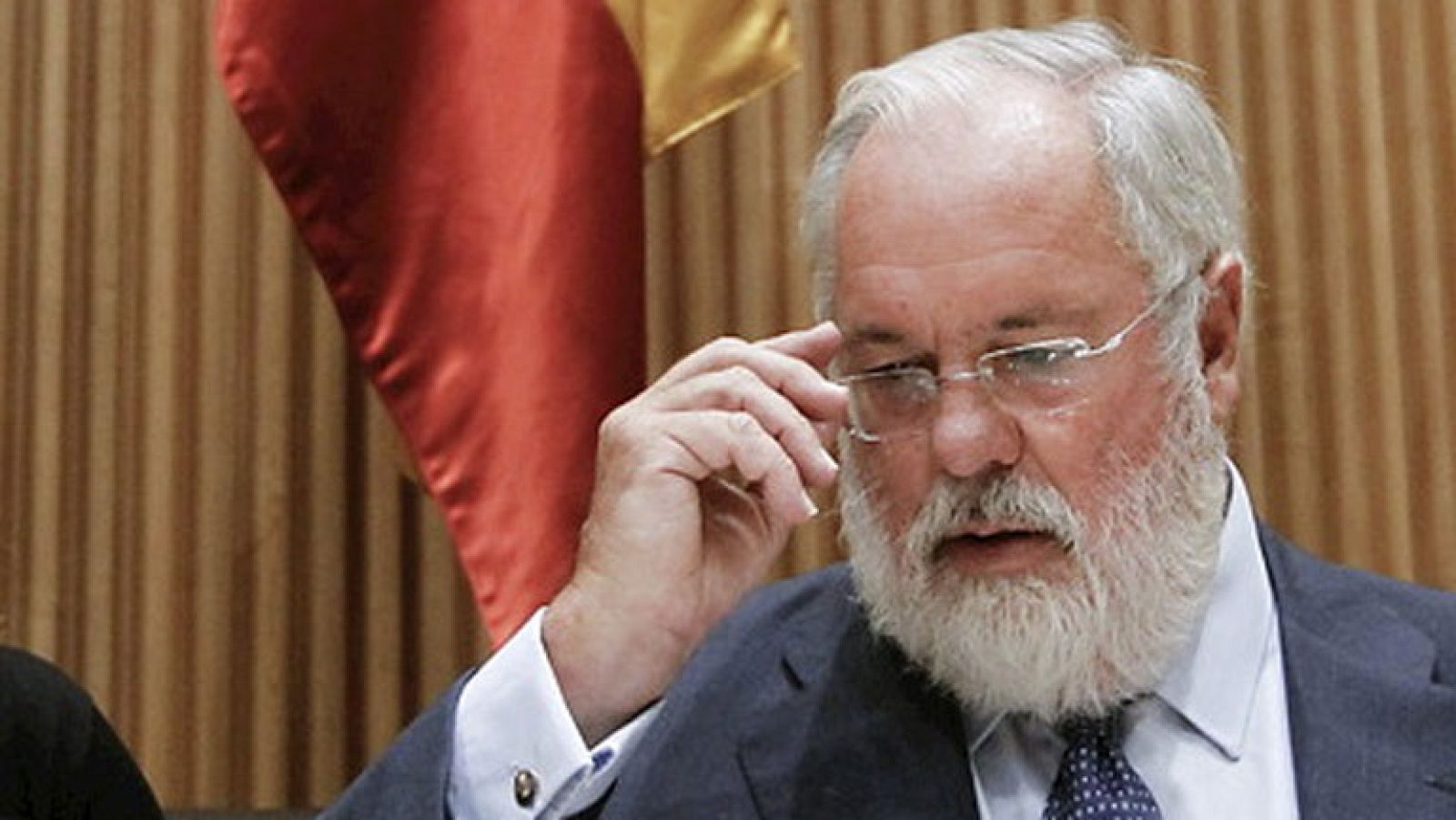 Cañete anuncia endurecer las sanciones por el "bunkering" en la bahía de Algeciras