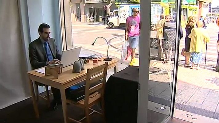 Telediario 1 - Parado se expone en un escaparate