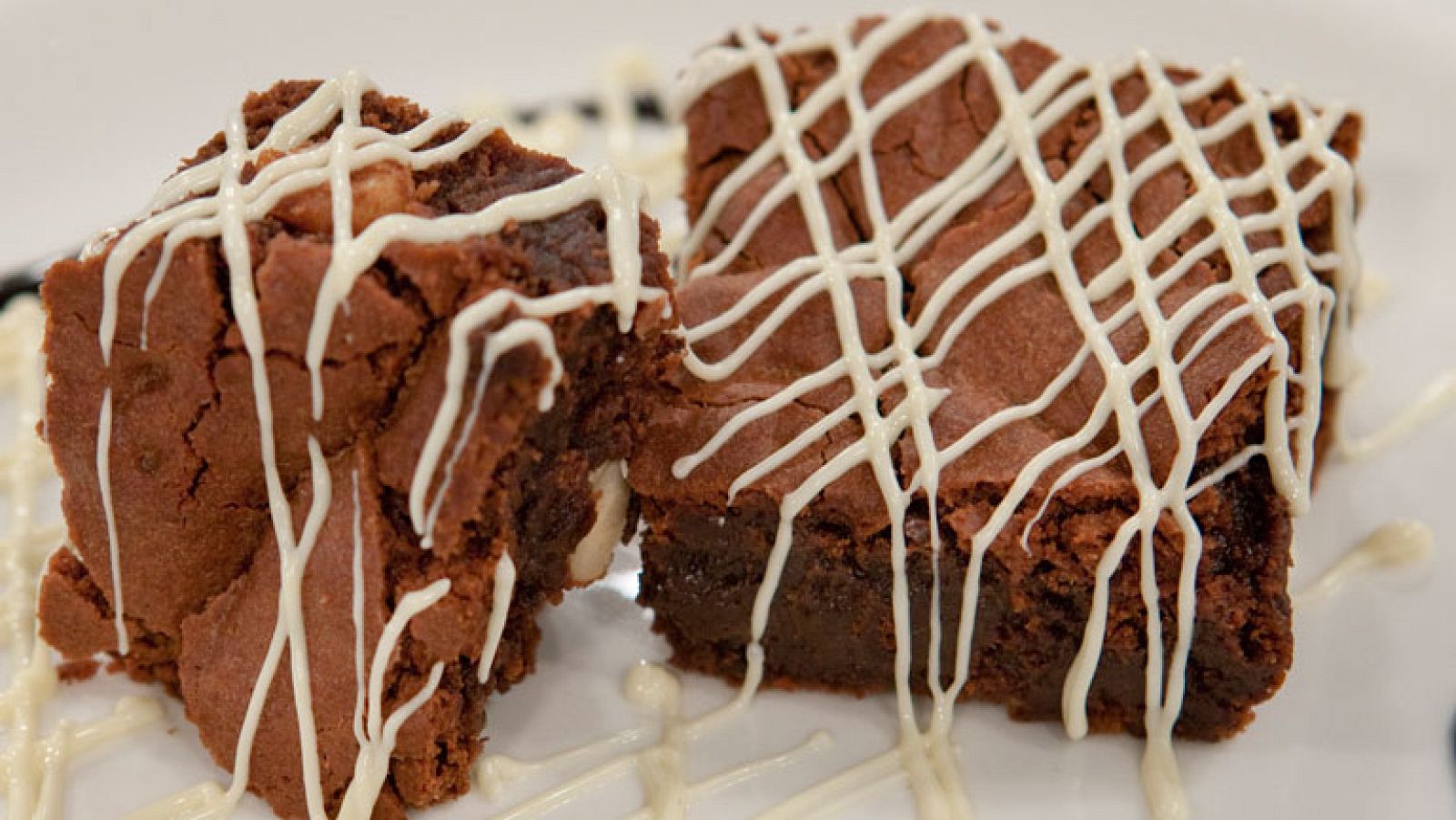 Brownie chocolate negro bañado con chocolate blanco