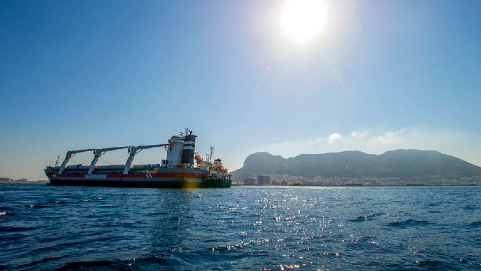 El ministro Cañete dice que se prohiben las gasolineras flotantes en zonas de especial conservación
