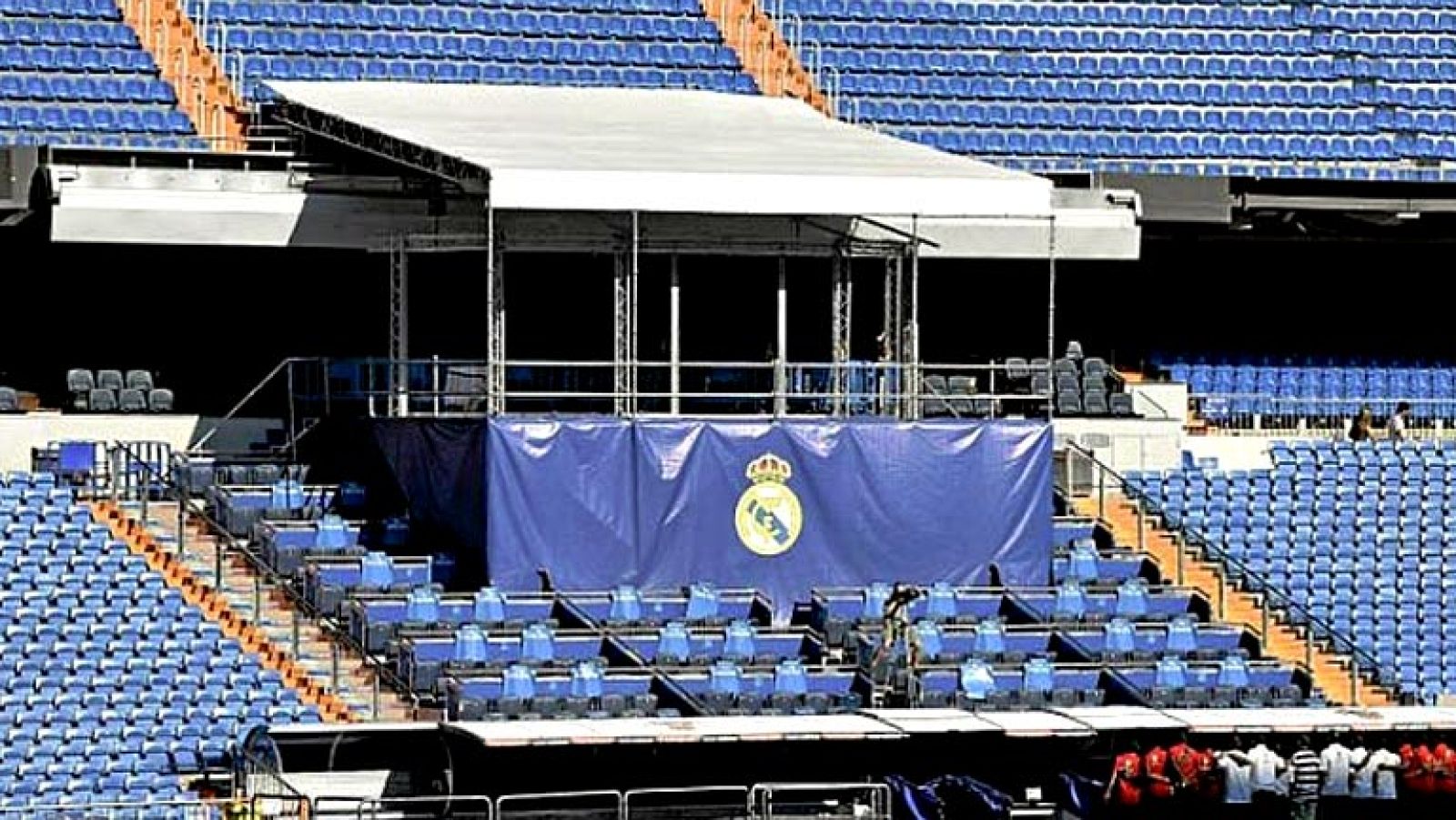 El domingo por la mañana hay partido en el Santiago Bernabeu y de momento en el estadio hay dos escenarios: obviamente, el césped donde mañana llega el Athetic Club, y el que está montado para la presentación de Gareth Bale. Ya veremos dónde está la